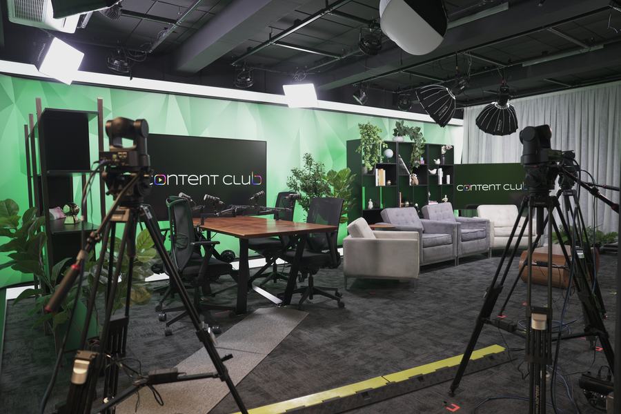 Set com fundo chroma key verde, iluminação profissional e câmeras